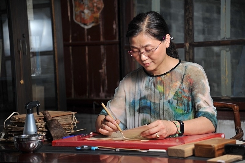 天一閣古籍修復(fù)師工作場景。天一閣博物院供圖