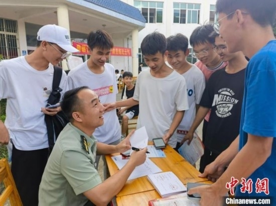 專武干部在講解相關政策。韋碩 攝