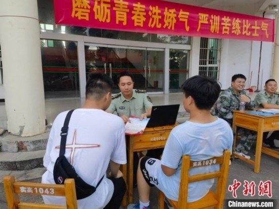 專武干部在講解相關政策。韋碩 攝