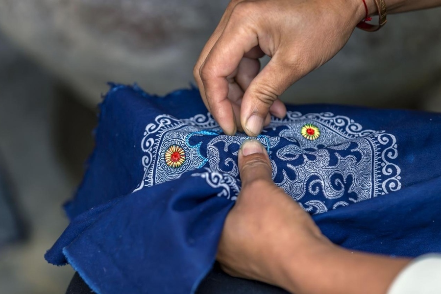 在貴州省黔西市新仁苗族鄉(xiāng)化屋村，村民在制作苗繡。新華社記者 范暉 攝