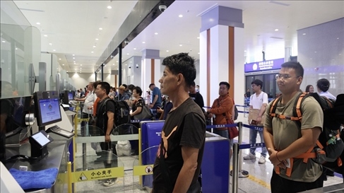 6月13日，乘坐中老鐵路國際旅客列車的旅客在磨憨邊檢大廳排隊候檢。李揚 攝