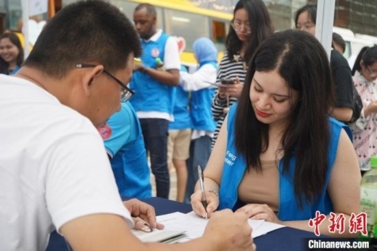 6月13日，在第20個(gè)世界獻(xiàn)血者日前夕，20名在贛留學(xué)生組團(tuán)前往血站獻(xiàn)血。吳迪 攝