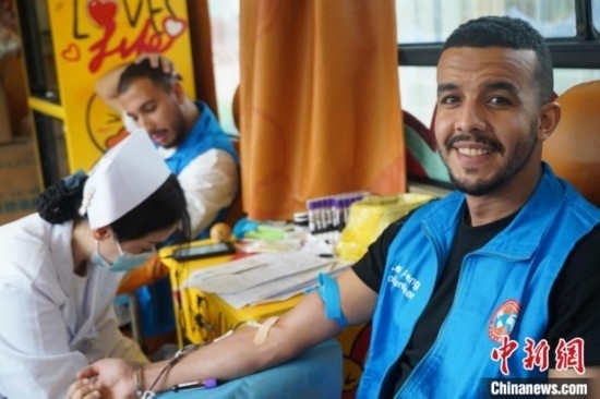 6月13日，在第20個(gè)世界獻(xiàn)血者日前夕，20名在贛留學(xué)生組團(tuán)前往血站獻(xiàn)血。吳迪 攝