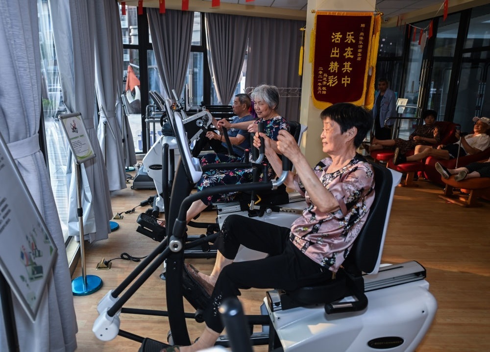 在浙江嘉興市南湖區(qū)新嘉街道電子社區(qū)鄰里中心的長(zhǎng)者運(yùn)動(dòng)健康之家內(nèi)，老人們?cè)谶M(jìn)行器械鍛煉（2023年6月14日攝）。新華社記者 徐昱 攝