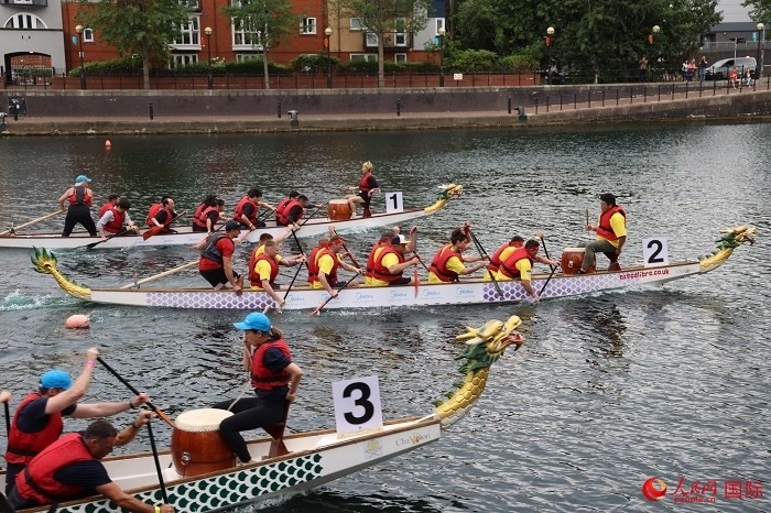 2023全英中華端午龍舟會(huì)比賽現(xiàn)場(chǎng)，幾支隊(duì)伍你追我趕。人民網(wǎng)記者 邢雪攝