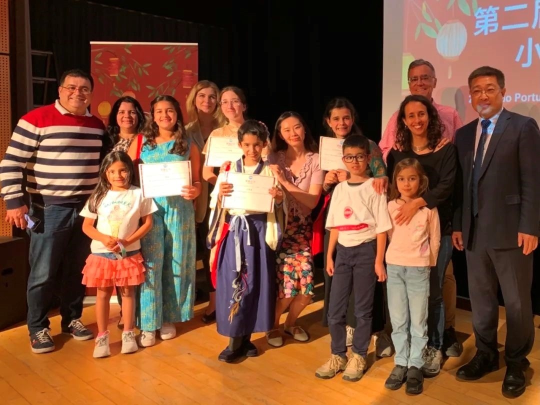葡萄牙圣托馬斯孔子課堂第二屆“漢語橋”小學(xué)生中文秀比賽。圖片來源：里斯本大學(xué)孔子學(xué)院公眾號(hào)。