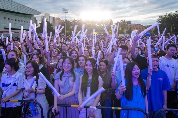 場下觀眾十分熱情。人民網(wǎng)記者 翁奇羽攝