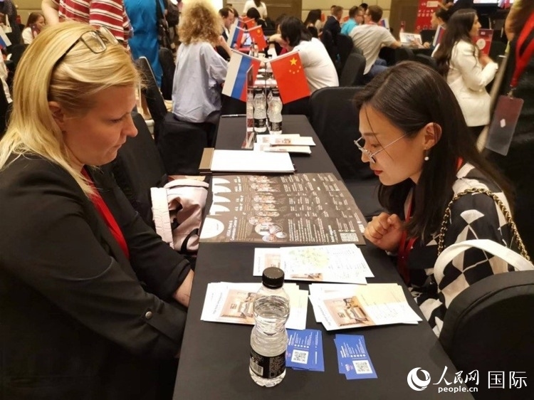 中俄旅游行業(yè)代表在北京路演活動現(xiàn)場面對面溝通。人民網(wǎng)記者 楊倩攝