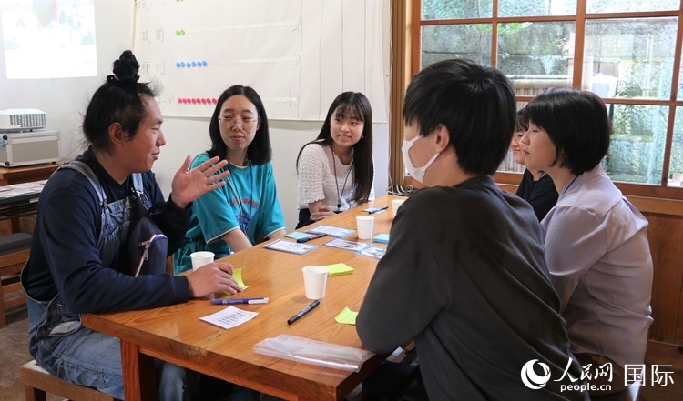 通過卡片游戲，模擬如何解決海洋垃圾問題。人民網(wǎng) 許可攝