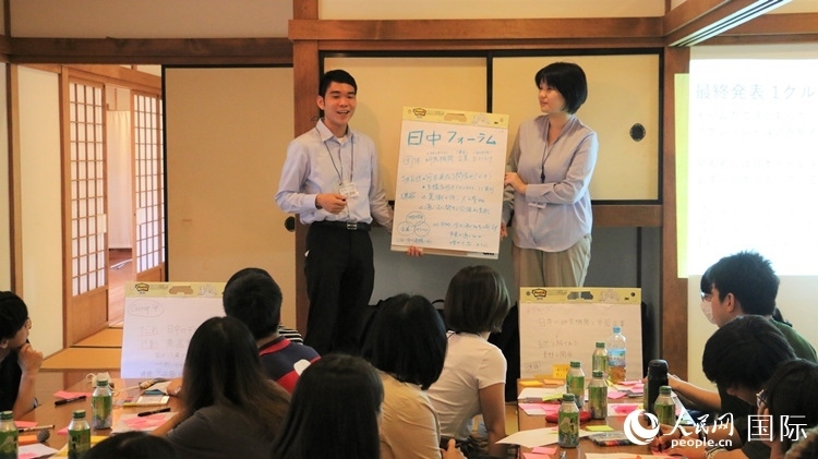 發(fā)表各自的研討成果。人民網(wǎng) 許可攝