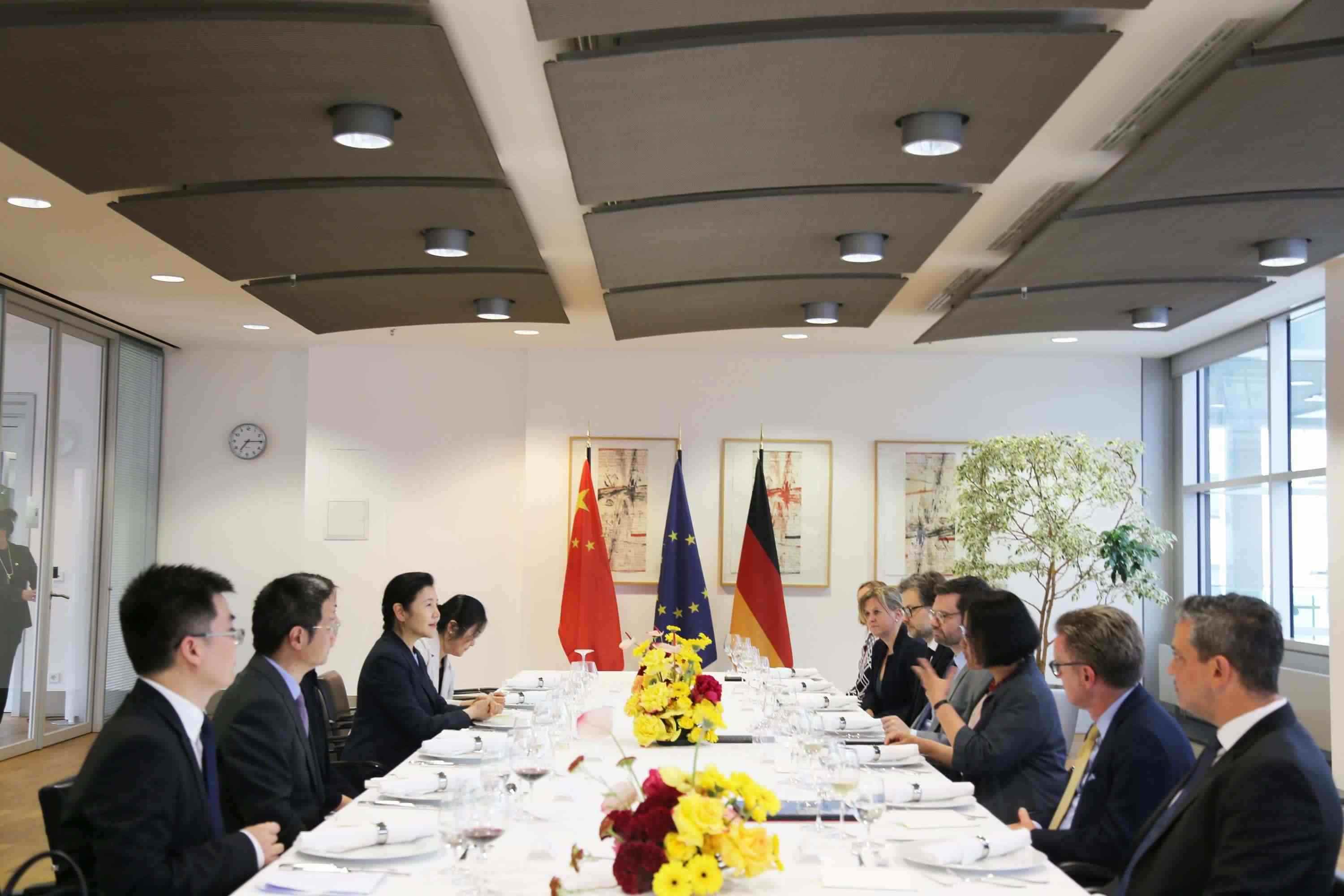 司法部長賀榮與德國聯(lián)邦司法部長布施曼舉行會談。