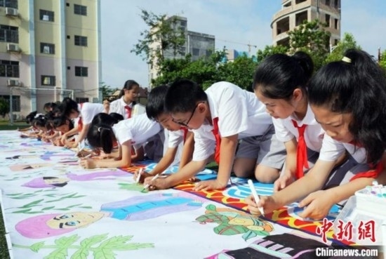 圖為學(xué)生們用手中畫筆在進(jìn)行創(chuàng)作。 興業(yè)縣融媒體中心供圖