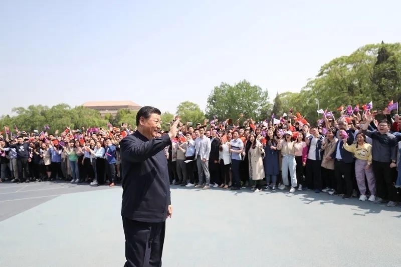 2021年4月19日，在清華大學(xué)建校110周年校慶日即將來臨之際，習(xí)近平來到清華大學(xué)考察。圖為習(xí)近平離開學(xué)校時，同師生們揮手致意。新華社記者 鞠鵬 攝