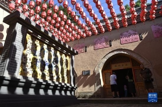 6月23日，游人在三門峽市陜州地坑院景區(qū)內(nèi)游覽。