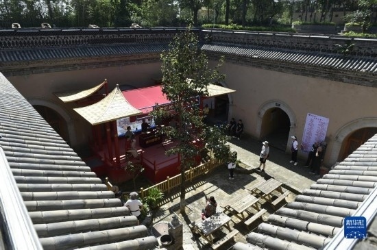 6月23日，游人在三門峽市陜州地坑院景區(qū)內(nèi)游覽。