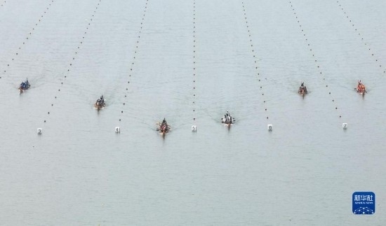 6月23日，在江蘇省泰州市水上運(yùn)動訓(xùn)練基地，人們參加龍舟比賽（無人機(jī)照片）。