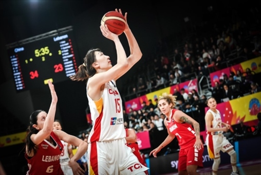 中國女籃隊(duì)員韓旭籃下進(jìn)攻。圖片來源：國際籃聯(lián)