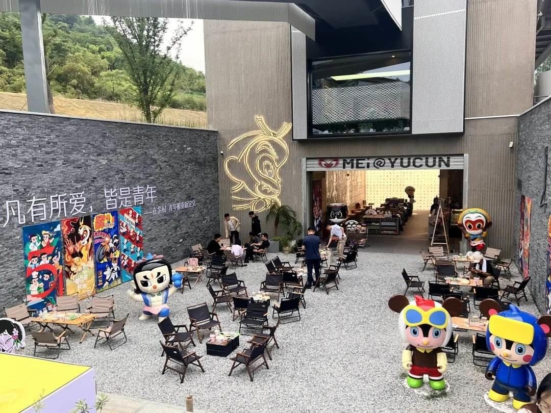 在浙江省湖州市安吉縣天荒坪鎮(zhèn)余村拍攝的國漫主題咖啡店。銳聆 攝