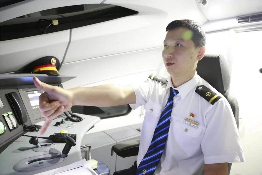 陳承儀駕駛動(dòng)車組列車執(zhí)行標(biāo)準(zhǔn)作業(yè)。陳巍攝