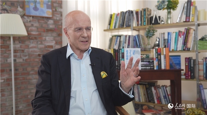 西蒙·溫切斯特接受人民網(wǎng)采訪。人民網(wǎng)記者 劉寧攝