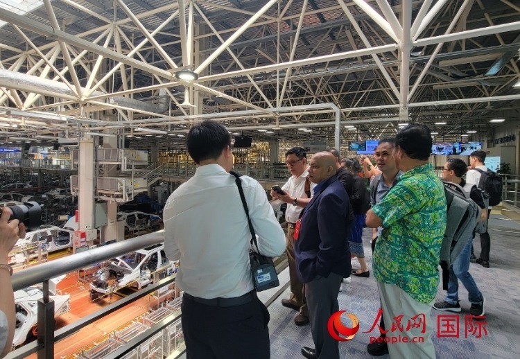 外媒記者在廣汽埃安車間參觀。人民網(wǎng) 寧玉瑛攝