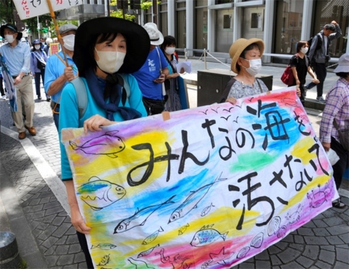 2023年6月20日，日本民眾在福島縣政府周圍舉行抗議活動(dòng)，強(qiáng)烈反對(duì)核污水排海計(jì)劃，呼吁保護(hù)漁業(yè)資源。圖片來源：《朝日新聞》