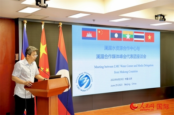 由瀾湄六國有關部門及主流媒體等組成的采訪團與中方代表在瀾湄水資源合作中心舉行座談會。水利部國際合作與科技司副司長、一級巡視員、瀾湄水資源合作聯(lián)合工作組中方組長李戈發(fā)表講話。（人民網(wǎng) 李世奇攝）