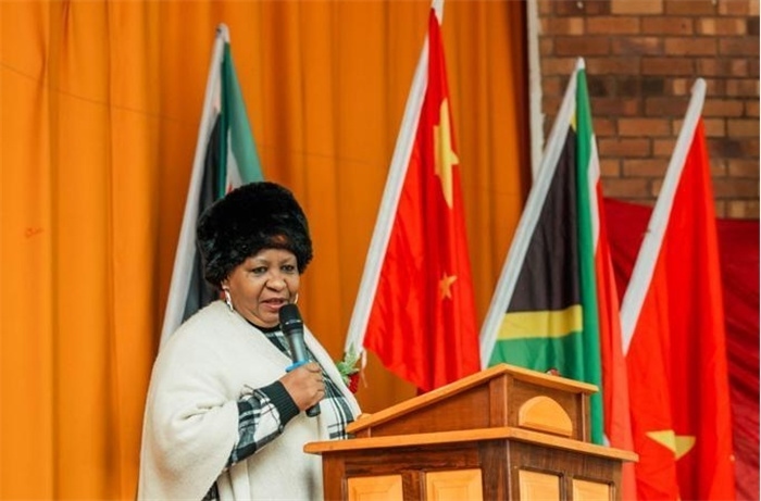 Magdeline Mokwena女士致辭。（圖片來源：廣西大錳南非PMG礦業(yè)有限公司）