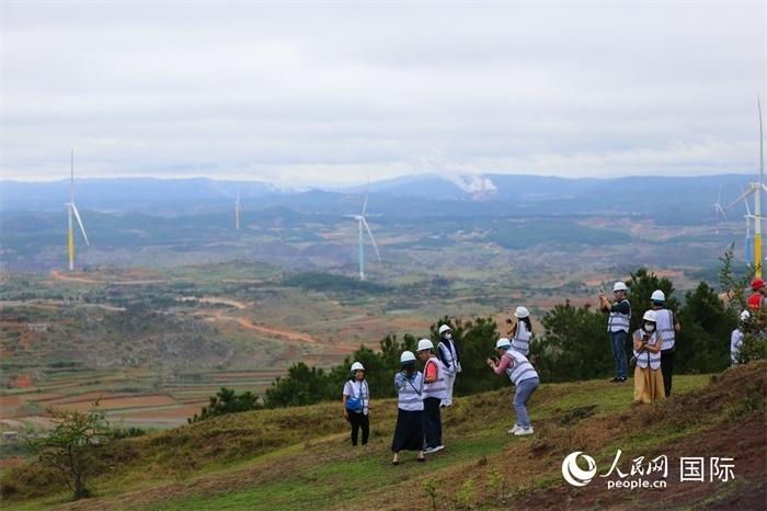 瀾湄記者團(tuán)在富源西風(fēng)電基地拍照“打卡”。（人民網(wǎng) 李發(fā)興攝）