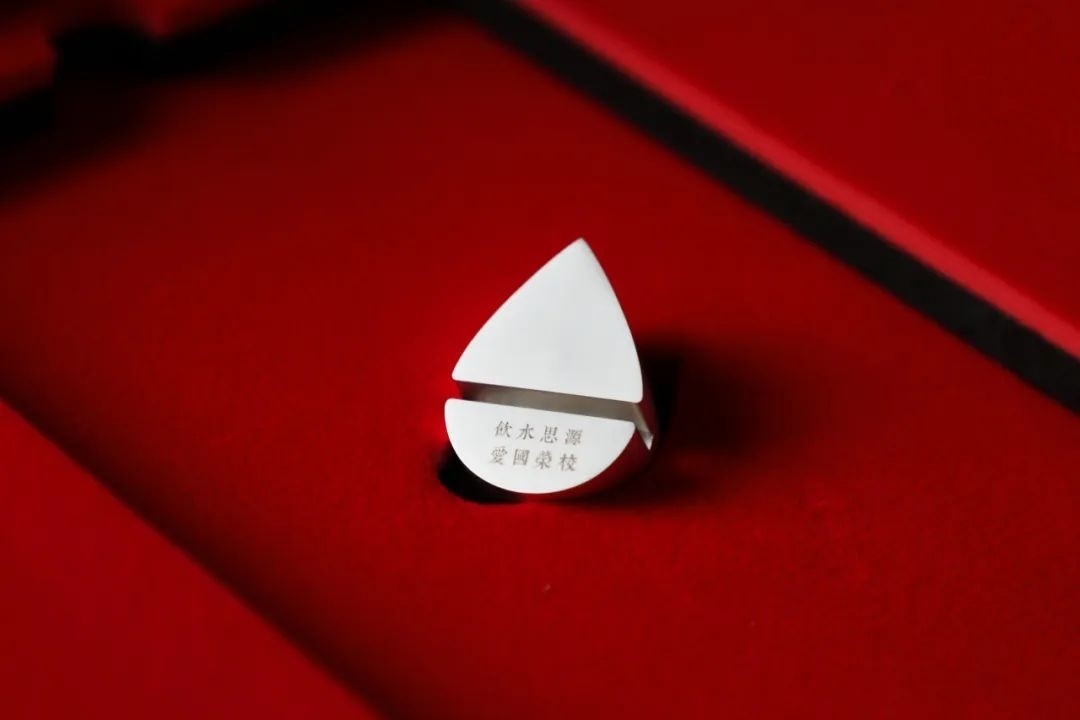 上海交通大學(xué)發(fā)布2023年錄取通知書(shū)禮盒。校方供圖