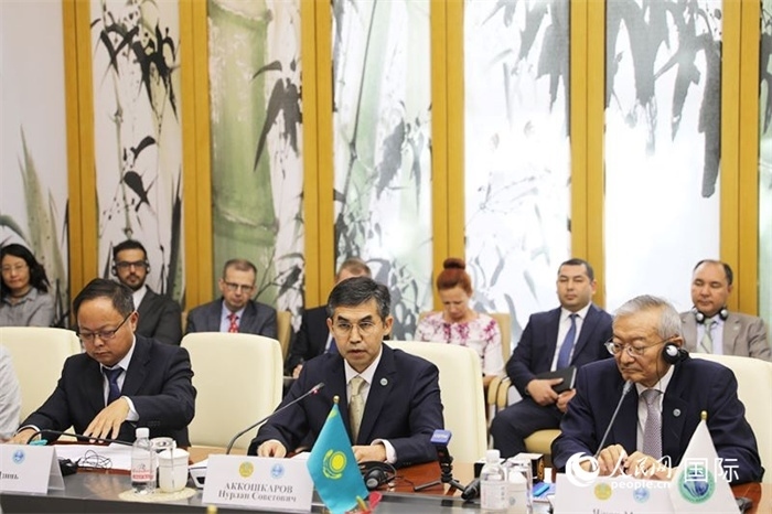 哈薩克斯坦常駐上合組織秘書處代表努爾蘭·阿科什卡羅夫介紹哈薩克斯坦接任輪值主席國后的優(yōu)先工作。人民網(wǎng) 俄布拉依攝