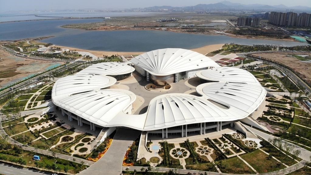 位于中國－上海合作組織地方經(jīng)貿(mào)合作示范區(qū)的青島·上合之珠國際博覽中心。新華社記者 李紫恒 攝