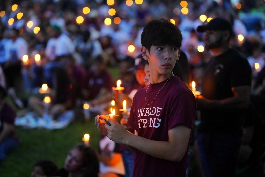 5月24日，在美國(guó)得克薩斯州小城尤瓦爾迪，人們參加守夜儀式悼念校園槍擊遇害者。當(dāng)日是美國(guó)尤瓦爾迪大規(guī)模校園槍擊事件一周年。新華社記者吳曉凌攝