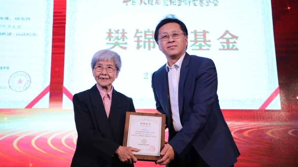 國家文物局黨組成員、副局長解冰（右）為樊錦詩（左）頒發(fā)捐贈證書。新華社記者張睿 攝