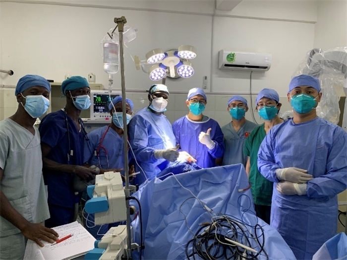 腦膿腫手術(shù)成功，全體參與手術(shù)的醫(yī)務(wù)工作者合影留念。中國(guó)第二十九批援幾內(nèi)亞醫(yī)療隊(duì)供圖