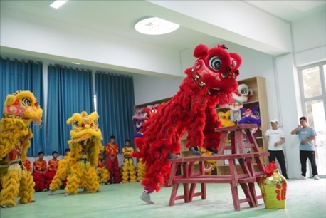 開課儀式現(xiàn)場，疏附縣第一中學(xué)舞獅隊的醒獅表演。