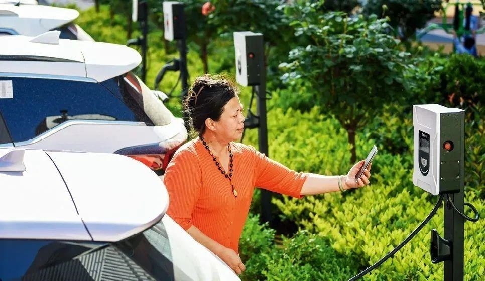 2023年5月24日，山東省膠州市新立街小區(qū)內(nèi)一位居民使用電動(dòng)汽車充電樁掃碼充電。該小區(qū)加裝各類智慧設(shè)備，打造“智慧社區(qū)”，為居民生活帶來便利。