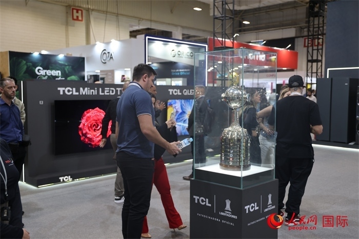 參觀者在TCL展臺前觀看南美解放者杯獎杯，據(jù)介紹，TCL是南美解放者杯（2023—2026賽季）全球官方合作伙伴。（人民網(wǎng)記者 時(shí)元皓攝）