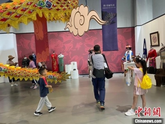 市民參觀展覽。祝歡 攝