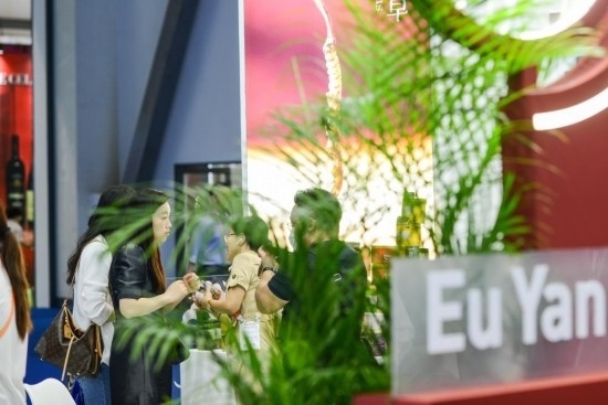 RCEP成員國(guó)企業(yè)亮相第三屆消博會(huì)。2023年4月12日，參觀者在新加坡企業(yè)余仁生的展臺(tái)了解產(chǎn)品。新華社記者王澤聰攝