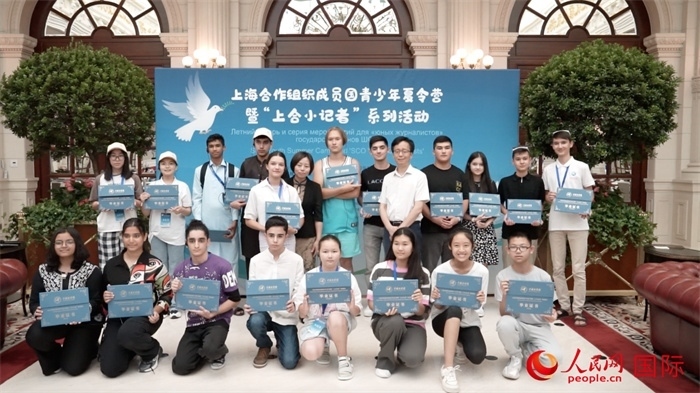 主辦單位為“上合小記者”頒發(fā)證書。實(shí)習(xí)生 方明軒攝