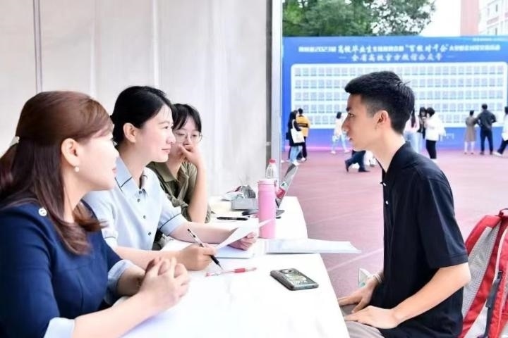 2023年5月7日，四川省2023屆高校畢業(yè)生專場(chǎng)招聘會(huì)暨“百校對(duì)千企”大型校企對(duì)接交流活動(dòng)在成都理工大學(xué)舉行。（四川省教育廳供圖）