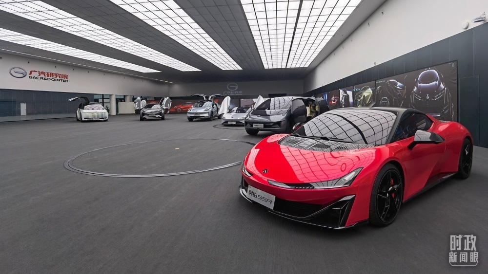 今年4月，習(xí)近平考察廣汽埃安新能源汽車股份有限公司，了解企業(yè)推動(dòng)制造業(yè)高端化、智能化、綠色化等情況。（總臺(tái)央視記者石丞拍攝）