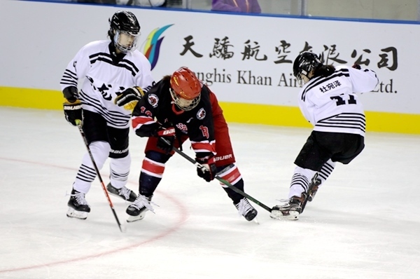 上海隊(duì)田博雅(中)與黑龍江隊(duì)杜宛澤爭(zhēng)搶。人民網(wǎng)記者 胡雪蓉?cái)z