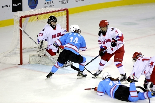 廣東隊(duì)球員與北京隊(duì)球員禁區(qū)混戰(zhàn)。人民網(wǎng)記者 胡雪蓉?cái)z