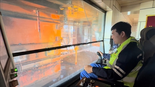 國家電投內(nèi)蒙古公司南露天煤礦裝車站司機石繼立的操縱下，一次性60噸的煤炭穩(wěn)穩(wěn)裝入車廂。人民網(wǎng) 金洪花攝