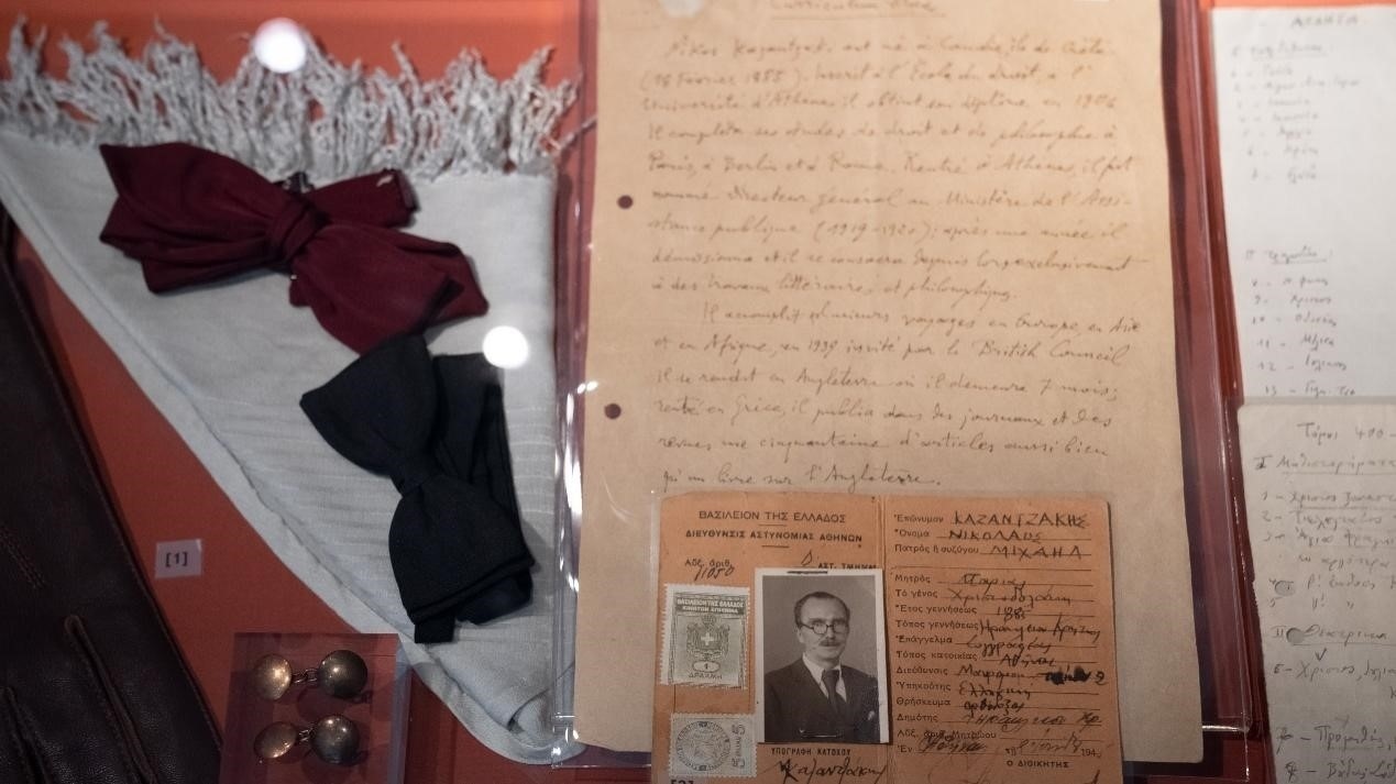 卡贊扎基斯的法語(yǔ)簡(jiǎn)歷。人民網(wǎng)記者 葛泰佚攝