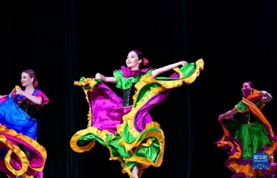 7月21日，哈薩克斯坦薩爾塔納國家舞蹈團(tuán)的演員在演出。