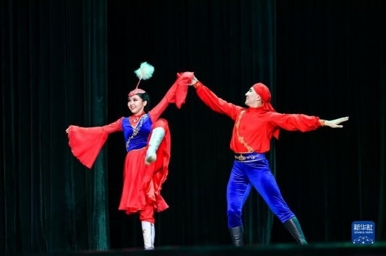 7月21日，哈薩克斯坦薩爾塔納國家舞蹈團(tuán)的演員在演出。