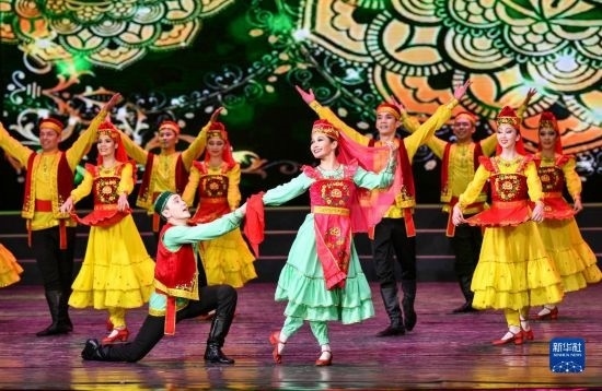 7月21日，哈薩克斯坦薩爾塔納國家舞蹈團(tuán)的演員在演出。